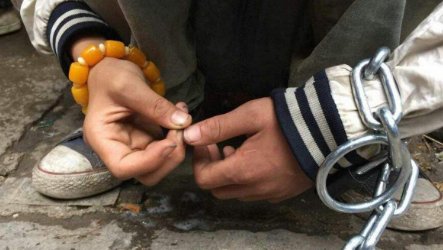 云南一男孩被铁链套脖锁树旁，被锁男孩的家世有多凄惨？