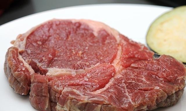 浙江一男子为健身偷走超市20公斤牛肉，他需承担什么法律责任？