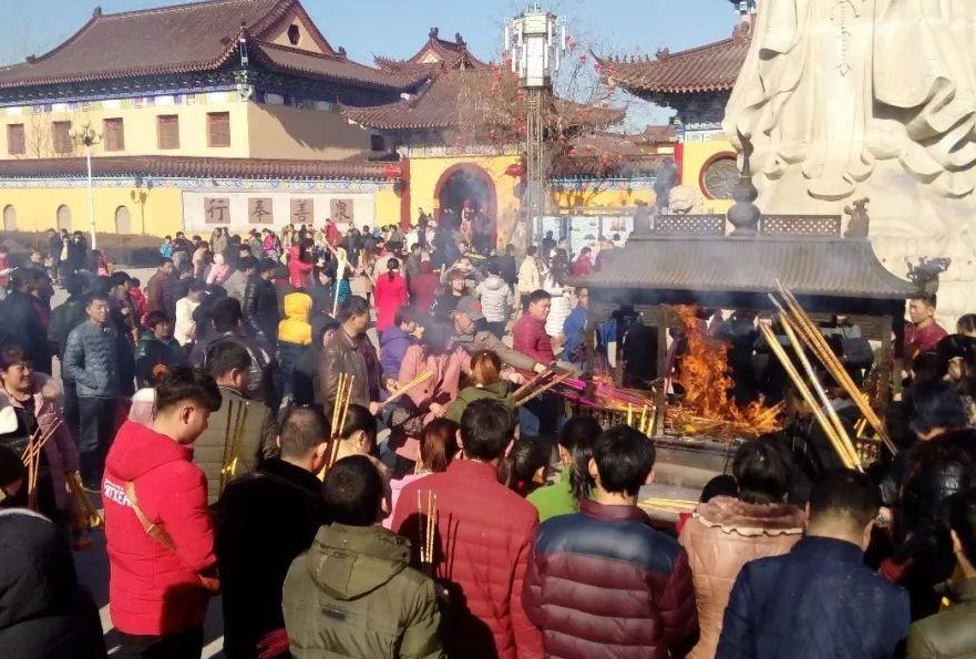 金山寺僧人不准烧外香并给游客丢掉，这样的做法是否正确