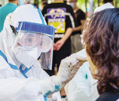 郑大女生私自外出感染新冠被立案，这位女生受到了学校的什么惩罚？