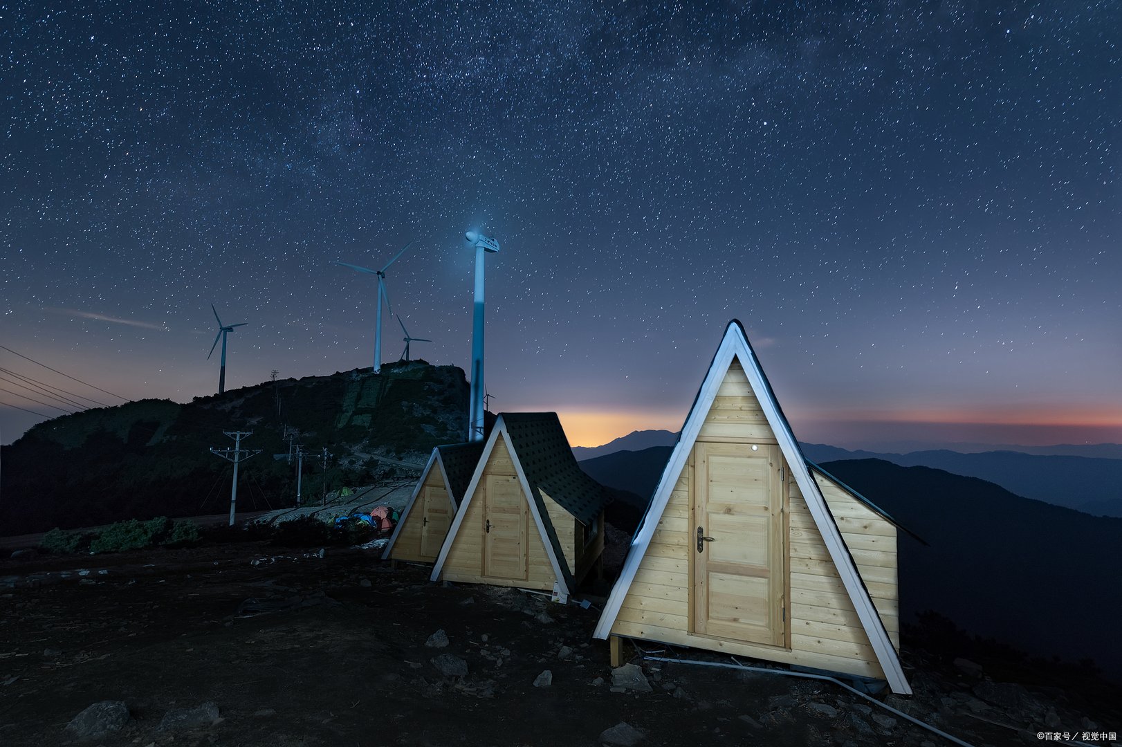 山东女子带娃户外露营，帐篷遭羊群包围，最终是如何脱困的？