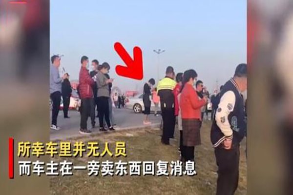 近日，一轿车落水，车主等救援还不忘做生意，围观的路人对此有何表示？