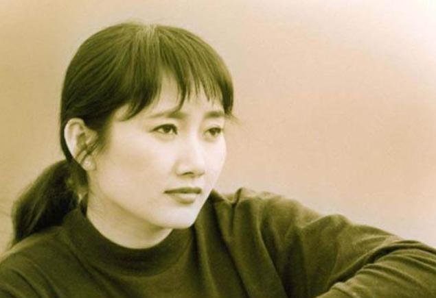 一级演员成方圆，一婚嫁给恩师二婚嫁给何坤。如今过得怎样？