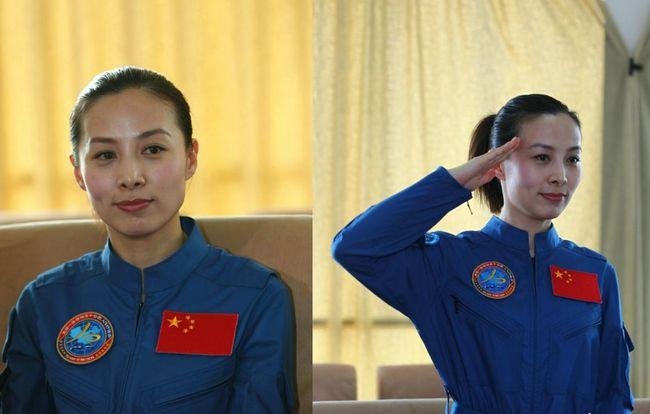 王亚平秀太空吃饺子,飘进嘴里,在太空吃东西是一种怎样的体验?