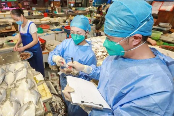 上海给鱼做核酸，掰开鱼嘴往里塞棉签，网友们对这一幕是如何评价的？