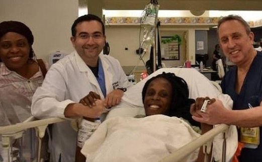 非洲妈妈一胎生下5女4男，为什么会生多胞胎？