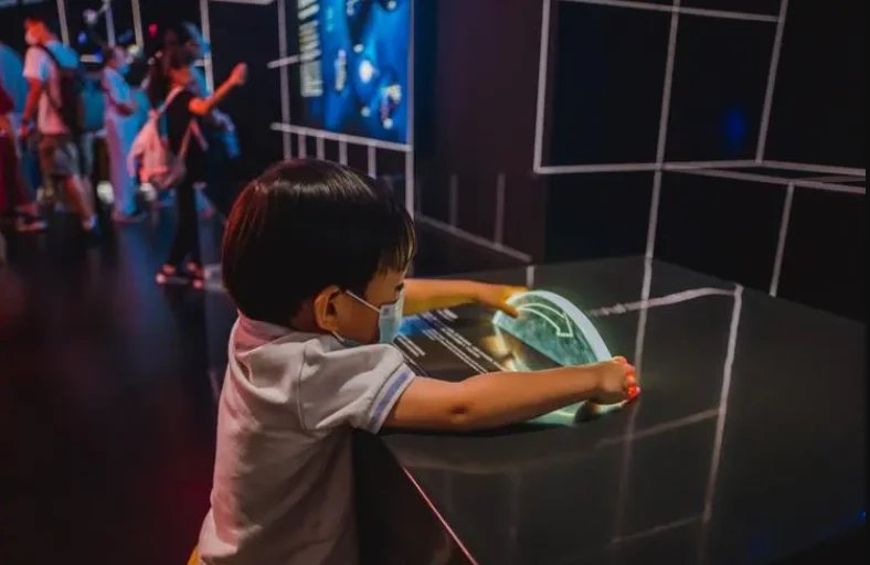 小男孩发现天文馆错误百出气到暴走！科技馆对此作何态度？