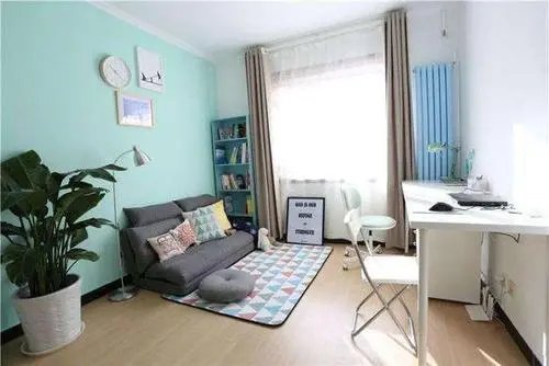 可怕！女子发现男子深夜卧室窗外疑偷窥，背后哪些细节让你细思极恐？