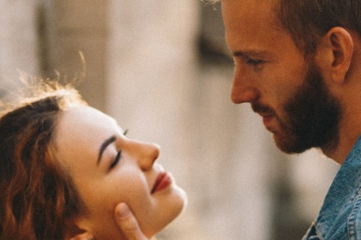 深情不如久伴厚爱无需多言是什么意思