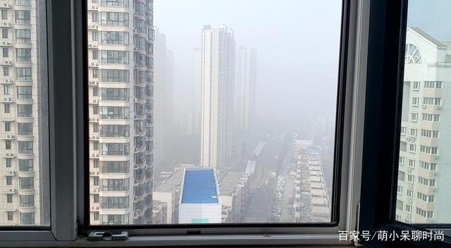 女子大雾天打开窗户，发现邻居家的楼没了。发生了什么事？