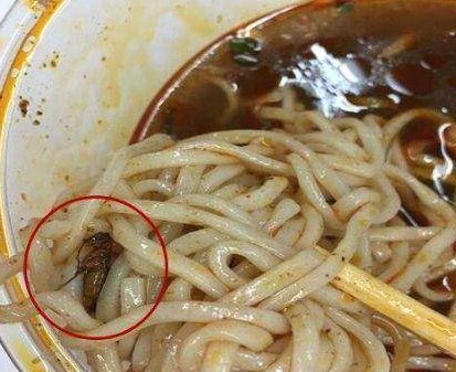 江苏徐州一男子在饭店吃出蟑螂被老板抢走碗，店家为何这么做？