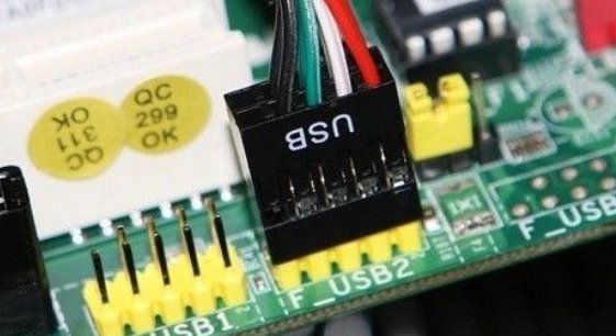 电脑主机的usb接口是插在机箱的哪里？