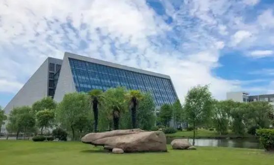 扬州大学回应教师工作5年月薪370元，正协调处理，还有何信息值得关注？