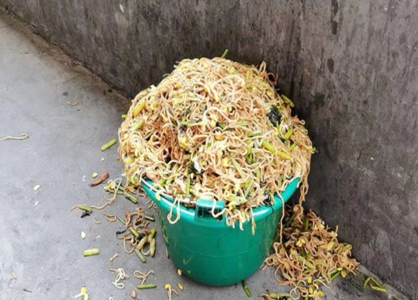 网上流传学生集体倒掉营养餐,到底发生了什么事情?