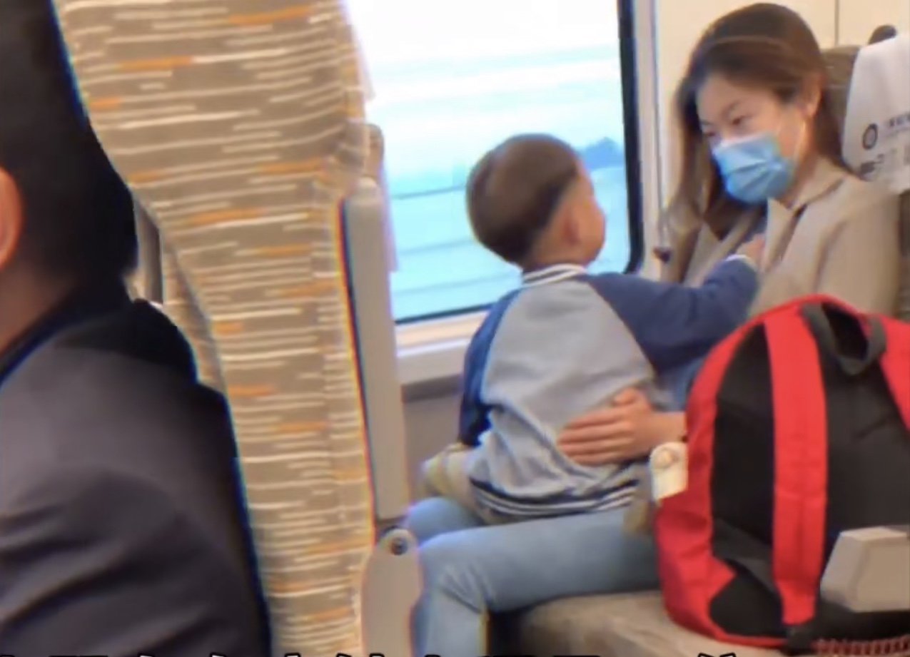 山东一萌娃坐高铁与漂亮姐姐成为朋友，这个孩子的社交能力有多强？