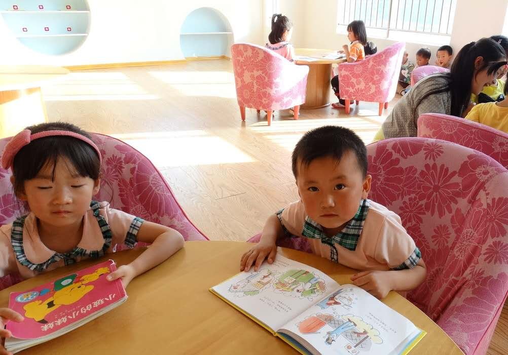 幼儿园男孩扶着女孩睡觉,你怎样看待这个暖心举动?