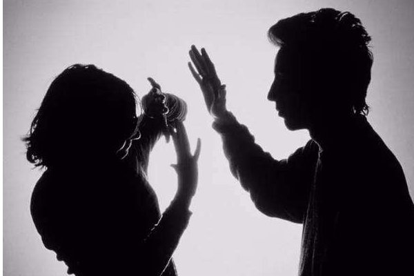 上海父亲长期家暴并霸占精神病女儿房子，这位父亲的行为是否已经违法了？