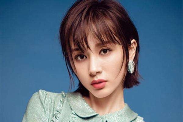 网上曝光了一张王子文与关晓彤十三年前的合影，当时的她们有多可爱？