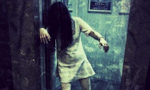 求一个片子，晚上在郊外一个老婆婆对车上的男的说，我不是鬼，从这方圆十里，不管有人敲你玻璃还是车爆胎