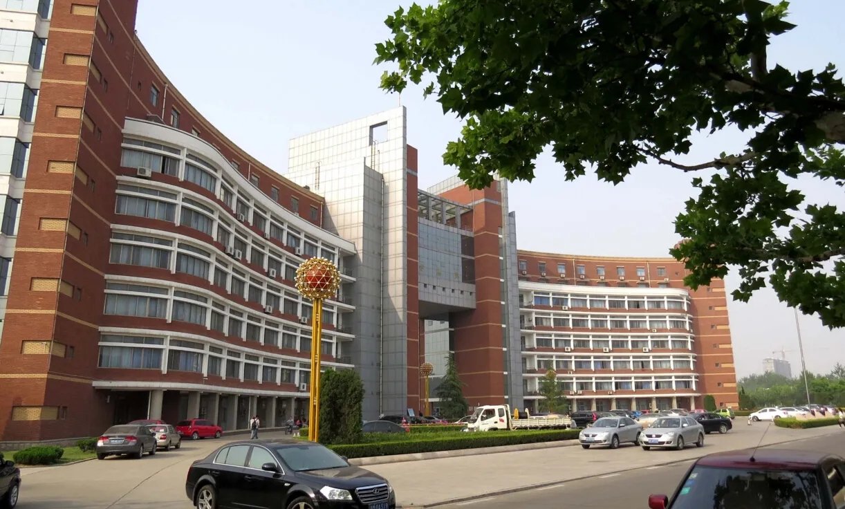 你知道海外名校的海归硕士研究生可不可以以到高校教书呢？