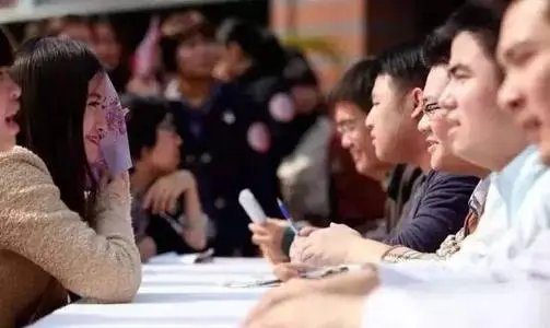 八旬大爷相亲想找年轻女性，为何现在相亲条件会如此荒唐？