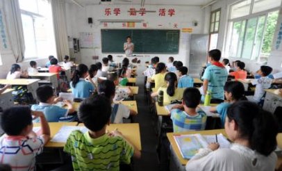 阜阳一留守儿童把老师发的跨年礼物留给妹妹，懂事的背后有着怎样的辛酸？