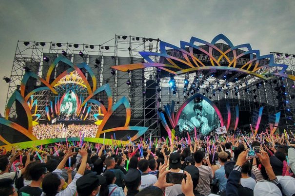 西湖汉服展男演员掉下舞台，举办方安全意识为何这么淡薄？