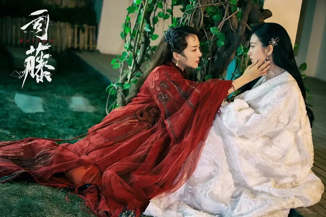 司藤中白英为什么杀死司藤后，又复活了她？