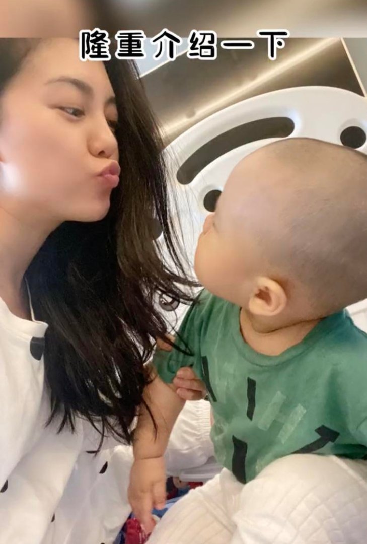 35岁赵文琪官宣当妈，晒哺乳照一脸幸福，她的老公是谁？有何来头？