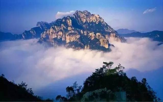 “予现雁荡诸峰，皆峭拔险怪，上耸千尺。”的翻译