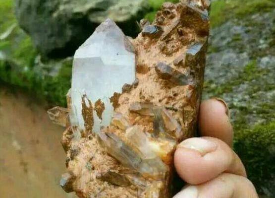 我们发现金刚石是在一个山里面发现的，这里外面下着雪可是洞里面是热的就像夏天一样好像会发光