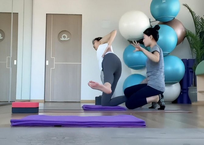 闫学晶儿媳挺孕肚做瑜伽，素颜出镜皮肤白皙，她的身份背景是什么？