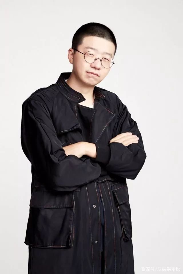 李诞被拍与美女喝咖啡，疑被女方上演摸脸杀不避嫌，婚变坐实了吗？