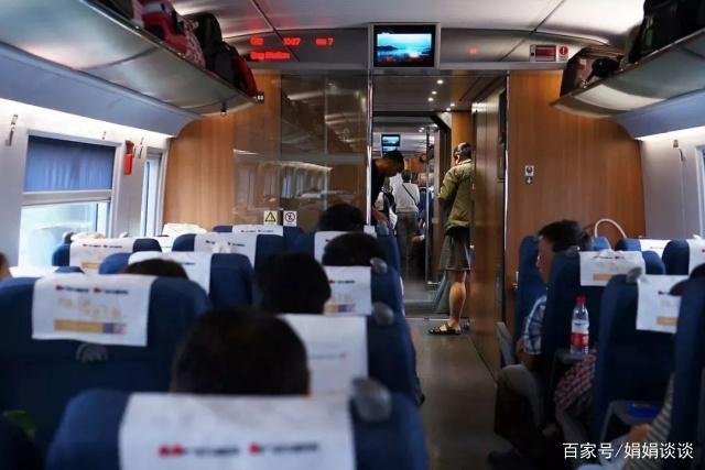 为什么高铁飞机座位都是顺座的，火车却是对着坐的？不是很尴尬吗 ？