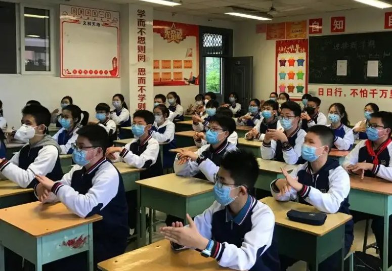 为什么现在的小学生和中学生就有谈恋爱现象？这是爱吗？