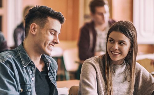 我喜欢我们班的班长，想追到他容易吗？