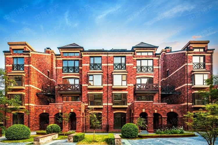 中原地产回应“赚取250万元差价”一事，工作人员是如何回应的？