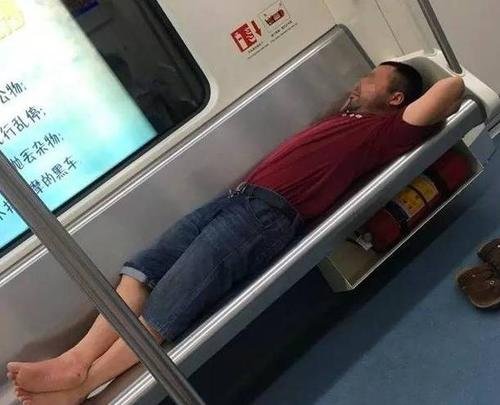 武汉一大妈横躺地铁座位吃馍，把垃圾扔地上，这位大妈为何会这么做？