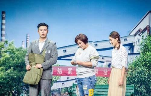 贾玲作品《你好，李焕英》里的背景音乐：“老妹啊你等会啊咱俩过个门啊，”这句歌词的歌名和演唱者是？