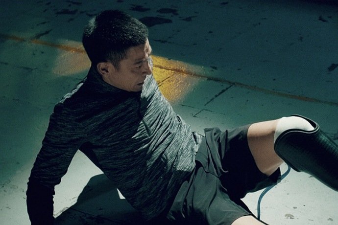 在《拆弹专家》中，刘德华“瘸腿”的秘密是什么？