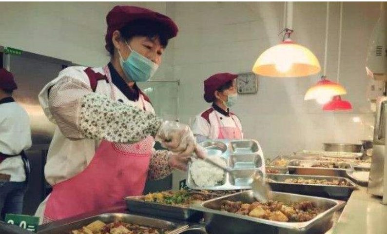 高校一学生拿西瓜皮到食堂打饭上热搜，值得推广吗？