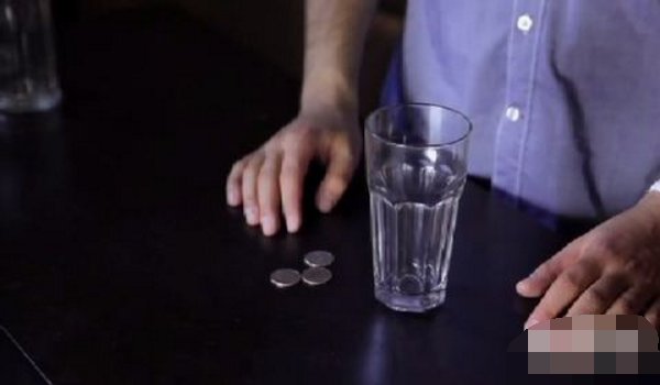 硬币穿越杯子，进入杯子里 魔术揭密