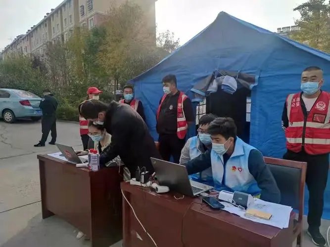 日照三名男子被困隔离小区后当起志愿者，他们三人究竟因何被困小区的？