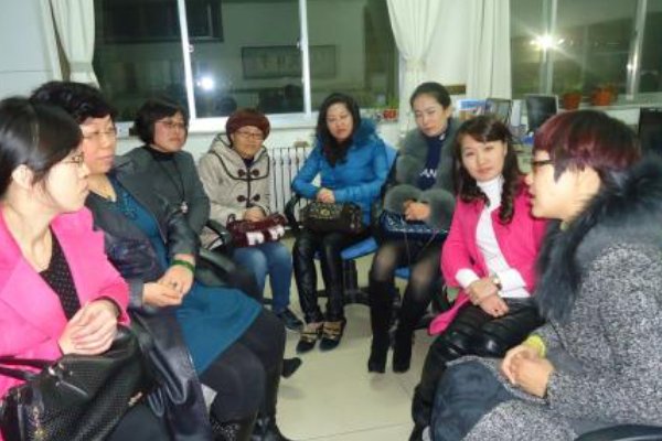 妈妈在我面前老是不注意自己的穿着，怎么办？