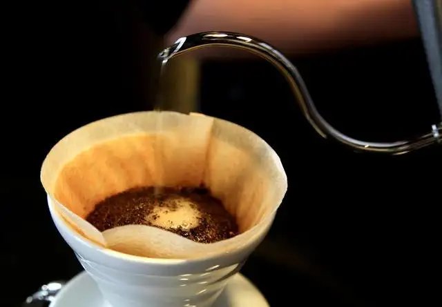 有网友开玩笑说当代人血液里一半是咖啡，咖啡到底是怎么起作用的？