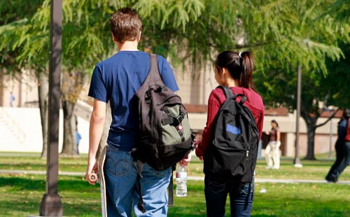 我喜欢我们班的班长,想追到他容易吗?