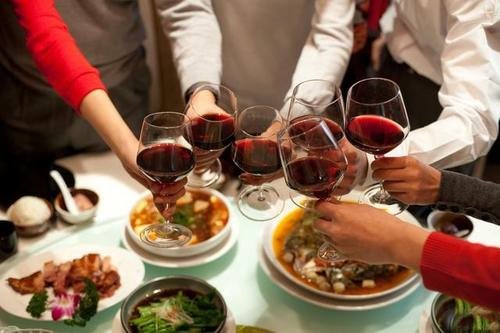 老公的领导请吃饭，我要怎么回礼呀？