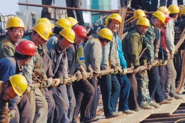 农民工怕弄脏座位坐地上车长一把扶起，两个善良的人让你有何感触？