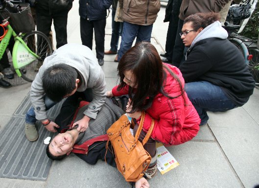 陕西11个月宝宝目睹妈妈街头救人，这位妈妈是否值得我们敬佩？