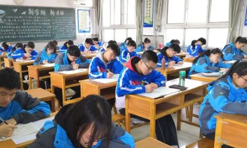 学生抬老师冲出考场怎么办